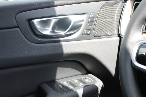 Volvo XC60 T6 350PK Automaat Plug-in hybrid AWD Plus Dark Google infotainment / Semi elektrisch wegklapbare trekhaak / Elektrisch bedienbare voorstoelen met geheugen / All seasonbanden