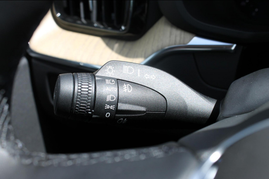 Volvo XC60 T6 350PK Automaat Plug-in hybrid AWD Plus Dark Google infotainment / Semi elektrisch wegklapbare trekhaak / Elektrisch bedienbare voorstoelen met geheugen / All seasonbanden