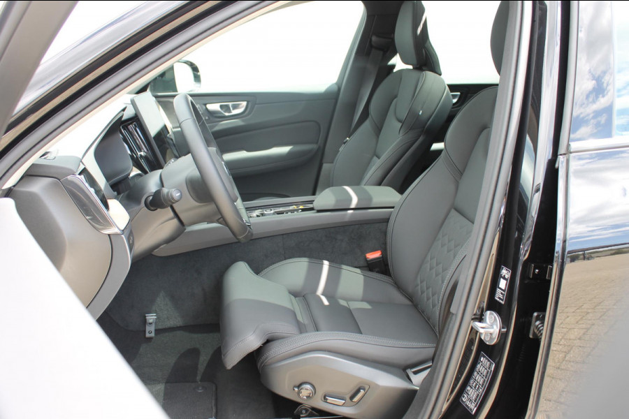 Volvo XC60 T6 350PK Automaat Plug-in hybrid AWD Plus Dark Google infotainment / Semi elektrisch wegklapbare trekhaak / Elektrisch bedienbare voorstoelen met geheugen / All seasonbanden