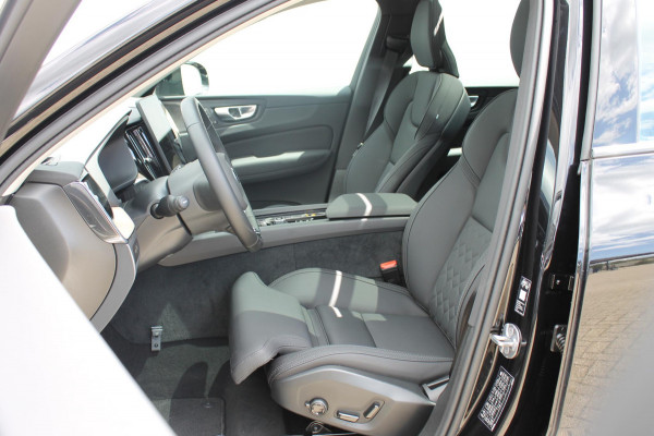 Volvo XC60 T6 350PK Automaat Plug-in hybrid AWD Plus Dark Google infotainment / Semi elektrisch wegklapbare trekhaak / Elektrisch bedienbare voorstoelen met geheugen / All seasonbanden