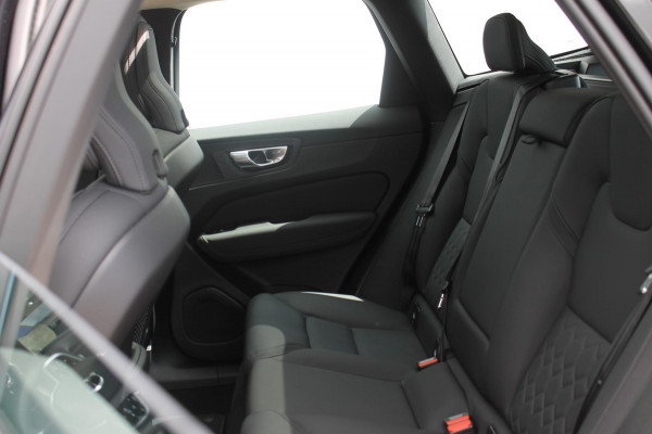Volvo XC60 T6 350PK Automaat Plug-in hybrid AWD Plus Dark Google infotainment / Semi elektrisch wegklapbare trekhaak / Elektrisch bedienbare voorstoelen met geheugen / All seasonbanden