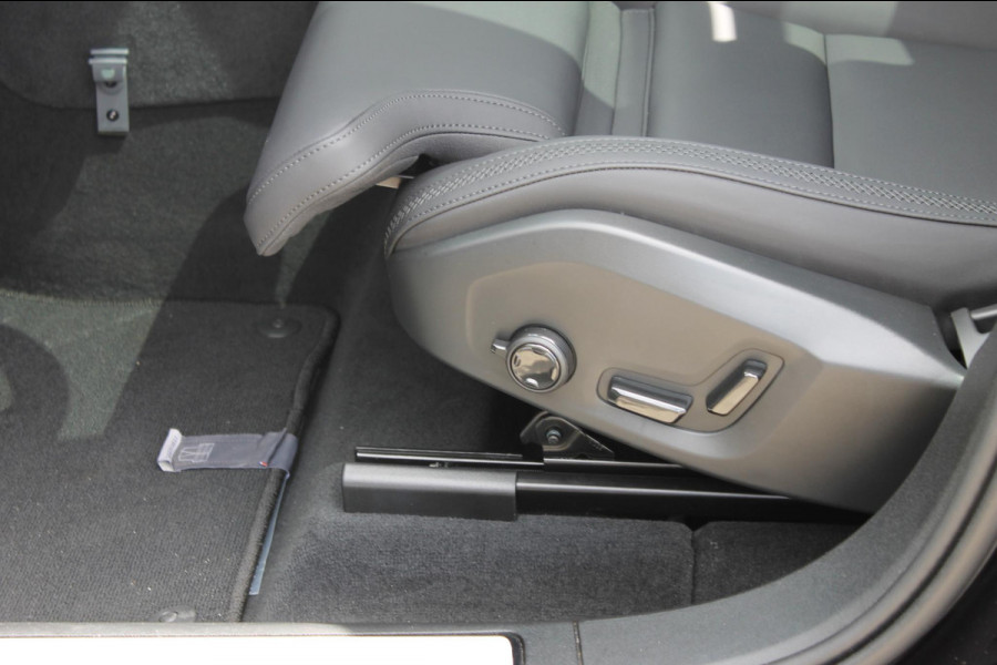 Volvo XC60 T6 350PK Automaat Plug-in hybrid AWD Plus Dark Google infotainment / Semi elektrisch wegklapbare trekhaak / Elektrisch bedienbare voorstoelen met geheugen / All seasonbanden
