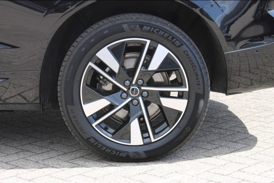 Volvo XC60 T6 350PK Automaat Plug-in hybrid AWD Plus Dark Google infotainment / Semi elektrisch wegklapbare trekhaak / Elektrisch bedienbare voorstoelen met geheugen / All seasonbanden