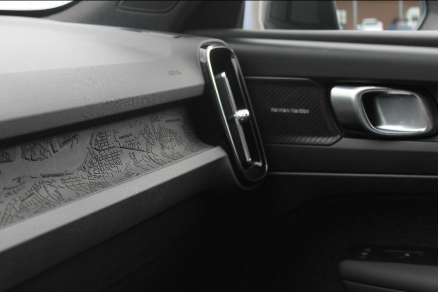 Volvo EX40 Single Motor Extended Range Plus 82 kWh Adaptieve cruise control / Semi elektrisch wegklapbare trekhaak / Google infotainment / 19" lichtmetalen velgen