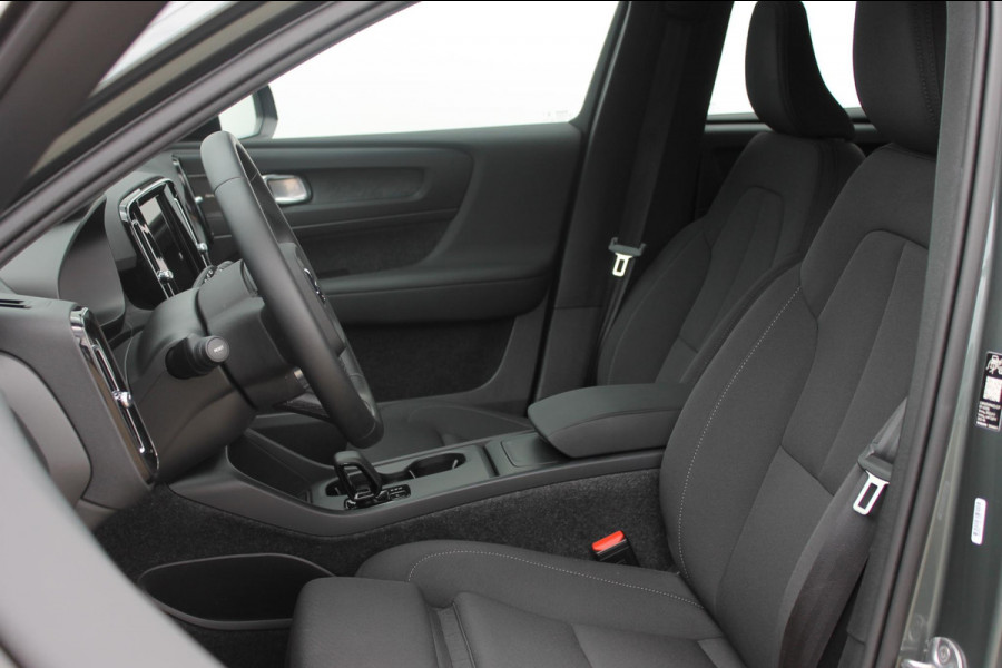 Volvo EX40 Single Motor Extended Range Plus 82 kWh Adaptieve cruise control / Semi elektrisch wegklapbare trekhaak / Google infotainment / 19" lichtmetalen velgen