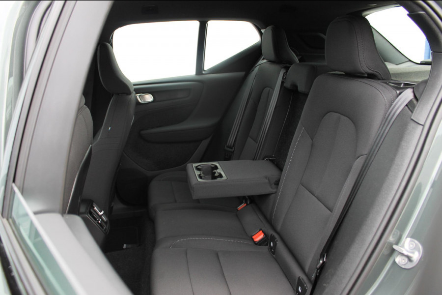 Volvo EX40 Single Motor Extended Range Plus 82 kWh Adaptieve cruise control / Semi elektrisch wegklapbare trekhaak / Google infotainment / 19" lichtmetalen velgen