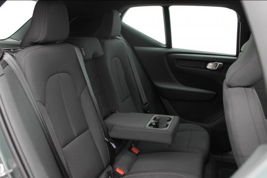 Volvo EX40 Single Motor Extended Range Plus 82 kWh Adaptieve cruise control / Semi elektrisch wegklapbare trekhaak / Google infotainment / 19" lichtmetalen velgen