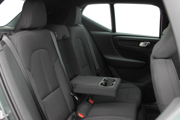 Volvo EX40 Single Motor Extended Range Plus 82 kWh Adaptieve cruise control / Semi elektrisch wegklapbare trekhaak / Google infotainment / 19" lichtmetalen velgen
