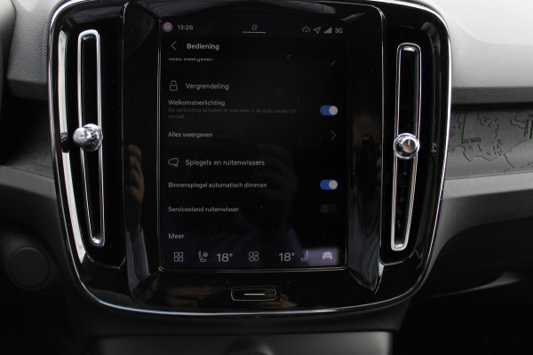 Volvo EX40 Single Motor Extended Range Plus 82 kWh Adaptieve cruise control / Semi elektrisch wegklapbare trekhaak / Google infotainment / 19" lichtmetalen velgen