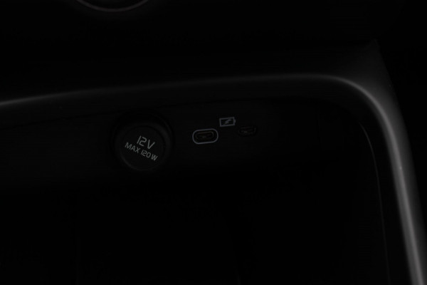 Volvo EX40 Single Motor Extended Range Plus 82 kWh Adaptieve cruise control / Semi elektrisch wegklapbare trekhaak / Google infotainment / 19" lichtmetalen velgen