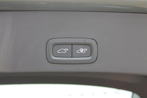 Volvo EX40 Single Motor Extended Range Plus 82 kWh Adaptieve cruise control / Semi elektrisch wegklapbare trekhaak / Google infotainment / 19" lichtmetalen velgen