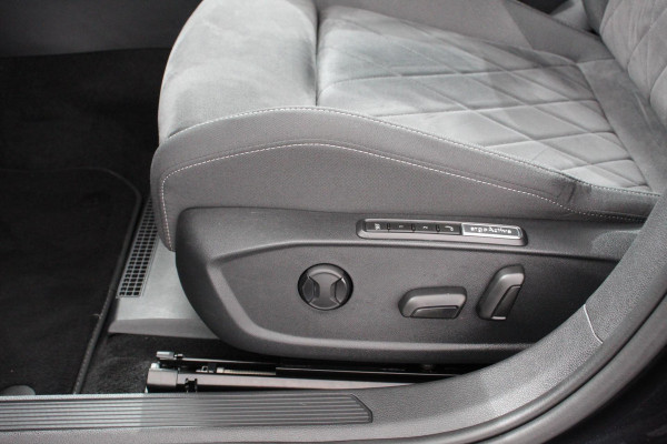 Volkswagen Golf 1.5 eTSI 150pk Automaat Style Sfeer verlichting Navigatie Climate control Camera Adaptive Cruise control Led Parkeer sensoren Lichtmetalen Velgen