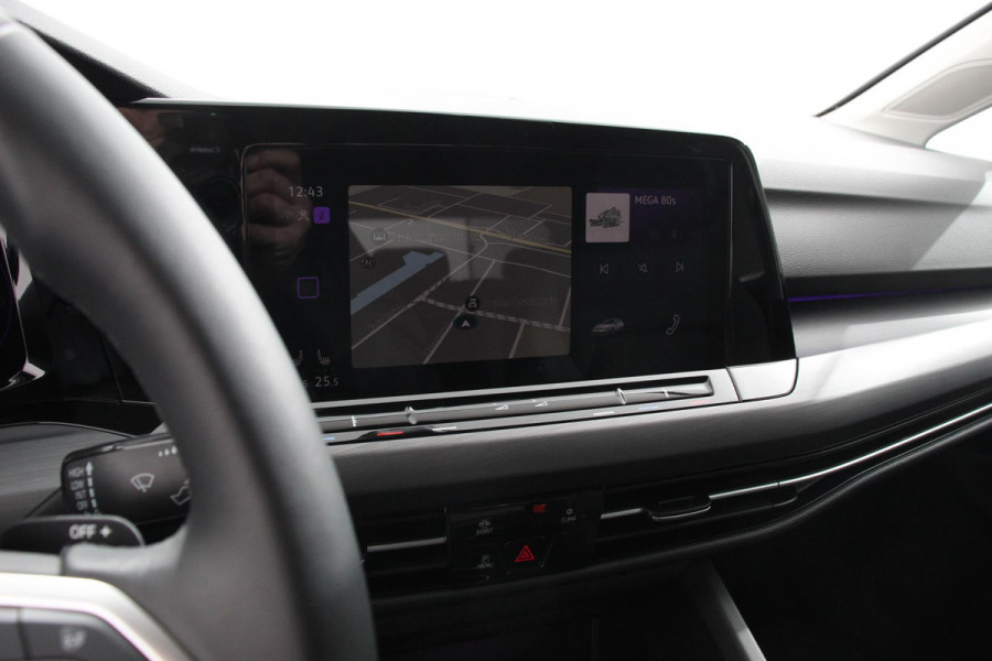 Volkswagen Golf 1.5 eTSI 150pk Automaat Style Sfeer verlichting Navigatie Climate control Camera Adaptive Cruise control Led Parkeer sensoren Lichtmetalen Velgen