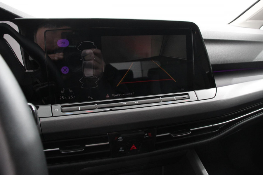 Volkswagen Golf 1.5 eTSI 150pk Automaat Style Sfeer verlichting Navigatie Climate control Camera Adaptive Cruise control Led Parkeer sensoren Lichtmetalen Velgen