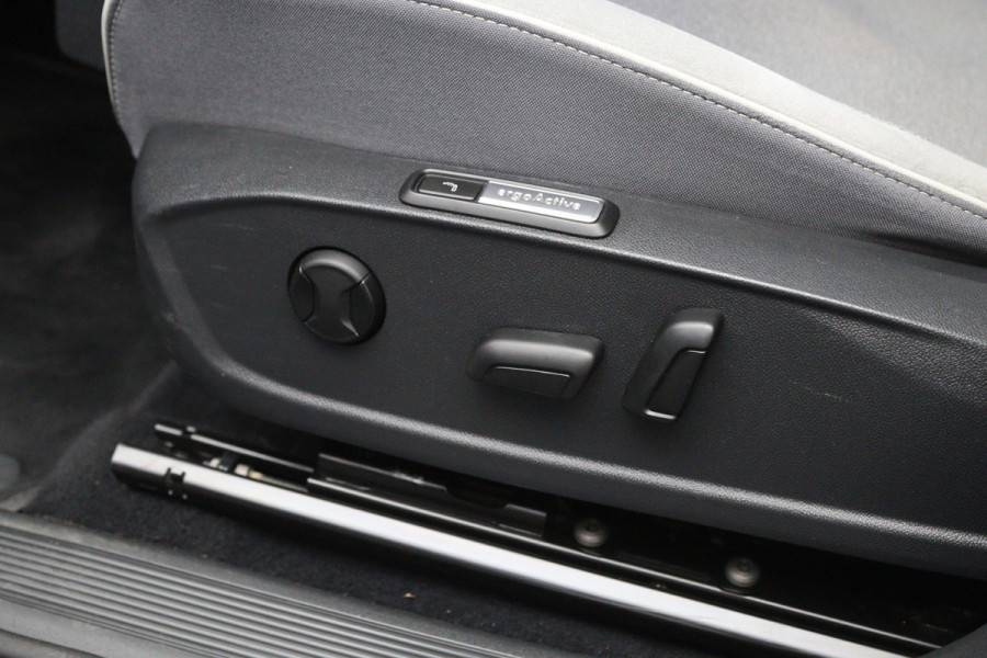 Volkswagen ID.3 First Max 58 kWh 204 PK, SOH 92 %, Matrix-LED, Panoramadak, adap. Cruise Control, Winterpakket, Head-UpMassage