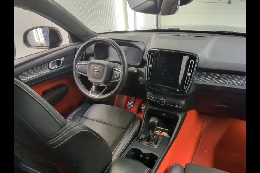 Volvo XC40 1.5 T2 130PK R-Design / Trekhaak / 1/2 Leder / Airco-ecc./ Navigatie / Stoelverwarming / Pdc./