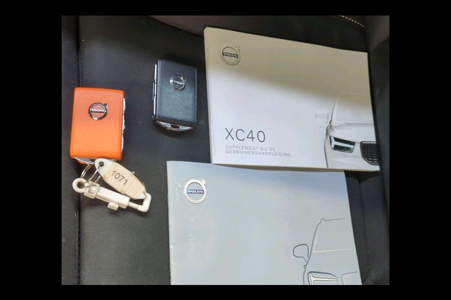 Volvo XC40 1.5 T2 130PK R-Design / Trekhaak / 1/2 Leder / Airco-ecc./ Navigatie / Stoelverwarming / Pdc./