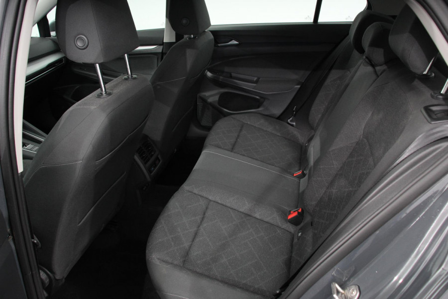 Volkswagen Golf 1.0 eTSI 110pk Automaat Life Climate control LED Lane Assist App Connect Cruise Control Climatronic Lichtmetalen Velgen Velgen Winterpakket