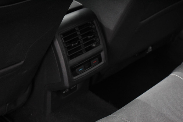 Volkswagen Golf 1.0 eTSI 110pk Automaat Life Climate control LED Lane Assist App Connect Cruise Control Climatronic Lichtmetalen Velgen Velgen Winterpakket