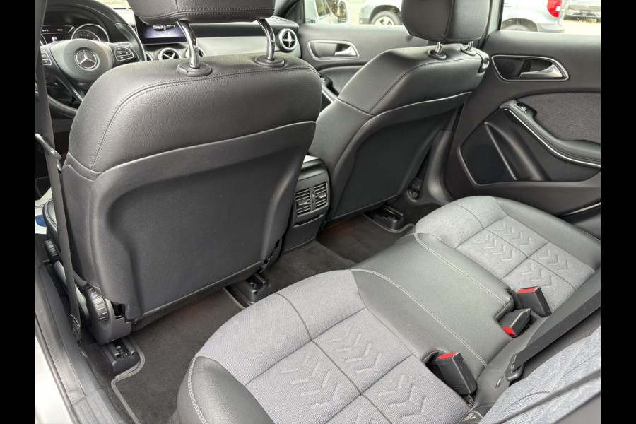Mercedes-Benz GLA 180 Business Solution | Automaat | Trekhaak | Elek. Kofferklep | Camera | Dealer onderhouden