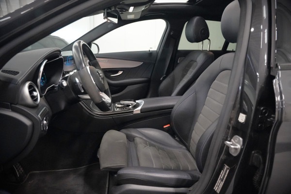 Mercedes-Benz C-Klasse Estate 300 e Business Solution AMG | Panoramadak | Stoelverwarming | 360 Camera | Dodehoekdetectie | Cruise Control | Apple Carplay | Navigatie | Trekhaak | DAB | Ambiance Verlichting | Multibeam
