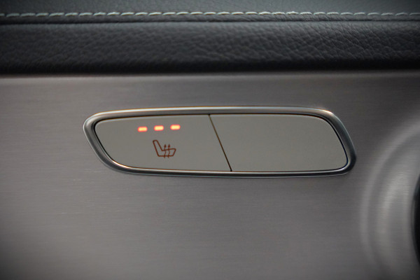 Mercedes-Benz C-Klasse Estate 300 e Business Solution AMG | Panoramadak | Stoelverwarming | 360 Camera | Dodehoekdetectie | Cruise Control | Apple Carplay | Navigatie | Trekhaak | DAB | Ambiance Verlichting | Multibeam