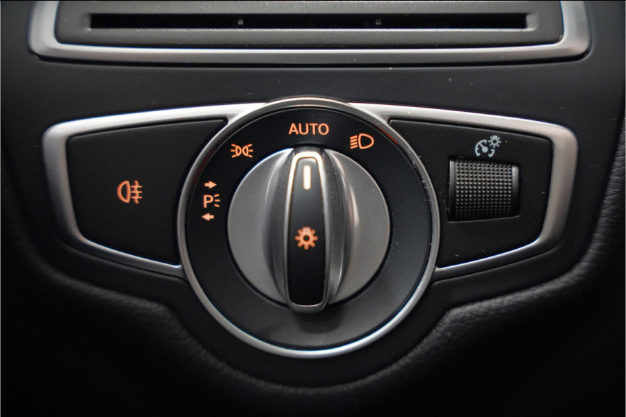 Mercedes-Benz C-Klasse Estate 300 e Business Solution AMG | Panoramadak | Stoelverwarming | 360 Camera | Dodehoekdetectie | Cruise Control | Apple Carplay | Navigatie | Trekhaak | DAB | Ambiance Verlichting | Multibeam