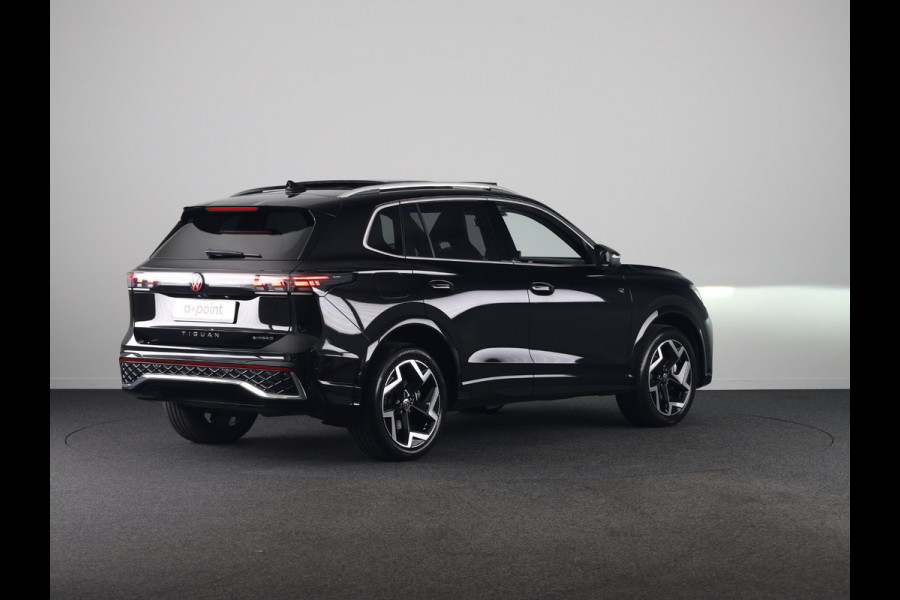 Volkswagen Tiguan 1.5 eHybrid R-Line Edition 272 pk Automaat (DSG) | Verlengde garantie | Navigatie | Panoramadak | Trekhaak (wegklapbaar) | Parkeersensoren (Park assist) | Rondomzicht camera | Matrix LED koplampen | R-Line |