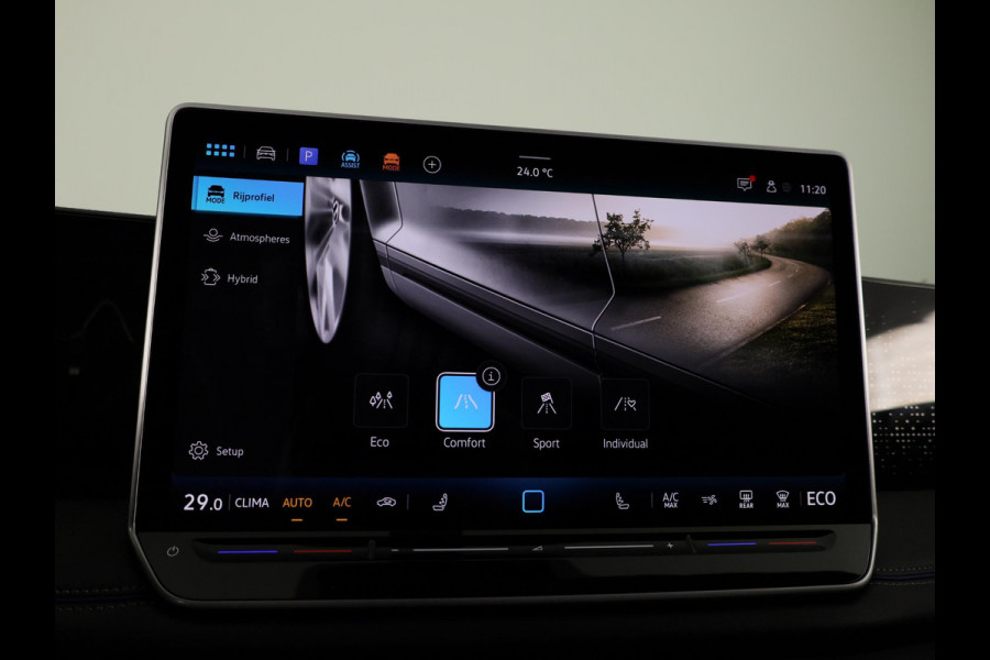 Volkswagen Tiguan 1.5 eHybrid R-Line Edition 272 pk Automaat (DSG) | Verlengde garantie | Navigatie | Panoramadak | Trekhaak (wegklapbaar) | Parkeersensoren (Park assist) | Rondomzicht camera | Matrix LED koplampen | R-Line |