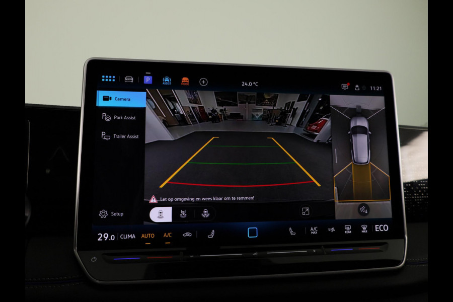 Volkswagen Tiguan 1.5 eHybrid R-Line Edition 272 pk Automaat (DSG) | Verlengde garantie | Navigatie | Panoramadak | Trekhaak (wegklapbaar) | Parkeersensoren (Park assist) | Rondomzicht camera | Matrix LED koplampen | R-Line |