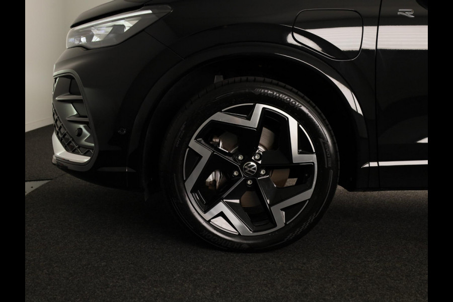 Volkswagen Tiguan 1.5 eHybrid R-Line Edition 272 pk Automaat (DSG) | Verlengde garantie | Navigatie | Panoramadak | Trekhaak (wegklapbaar) | Parkeersensoren (Park assist) | Rondomzicht camera | Matrix LED koplampen | R-Line |