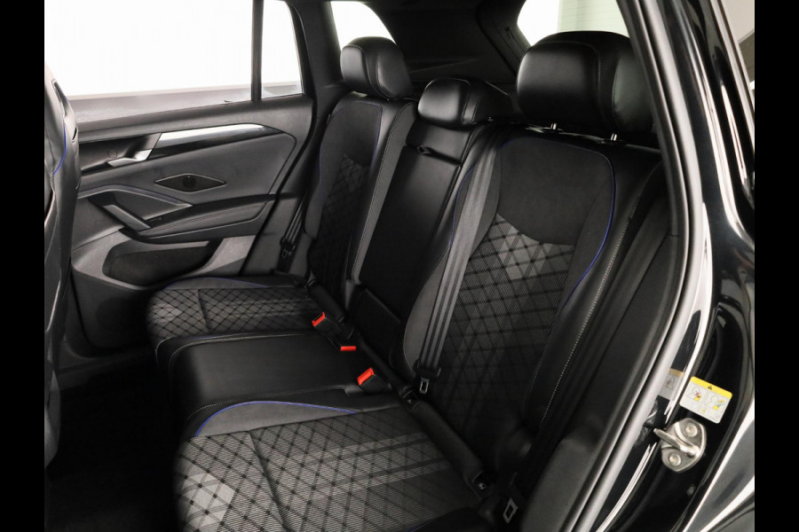 Volkswagen Tiguan 1.5 eHybrid R-Line Edition 272 pk Automaat (DSG) | Verlengde garantie | Navigatie | Panoramadak | Trekhaak (wegklapbaar) | Parkeersensoren (Park assist) | Rondomzicht camera | Matrix LED koplampen | R-Line |