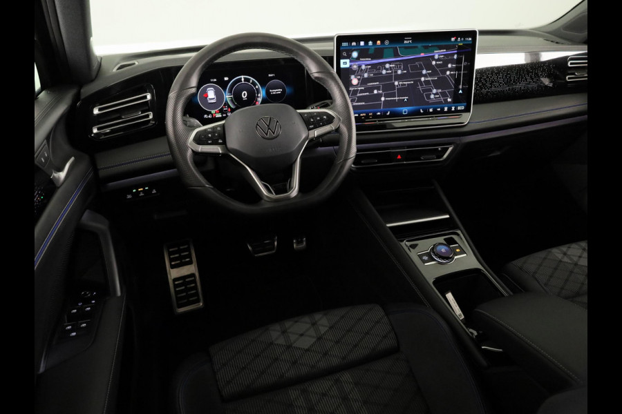 Volkswagen Tiguan 1.5 eHybrid R-Line Edition 272 pk Automaat (DSG) | Verlengde garantie | Navigatie | Panoramadak | Trekhaak (wegklapbaar) | Parkeersensoren (Park assist) | Rondomzicht camera | Matrix LED koplampen | R-Line |