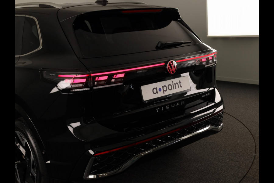 Volkswagen Tiguan 1.5 eHybrid R-Line Edition 272 pk Automaat (DSG) | Verlengde garantie | Navigatie | Panoramadak | Trekhaak (wegklapbaar) | Parkeersensoren (Park assist) | Rondomzicht camera | Matrix LED koplampen | R-Line |