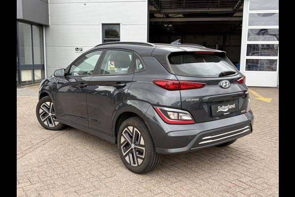 Hyundai Kona EV Fashion 64 kWh | 204 PK | SOH 95% | Adaptive cruise control | Achteruitrijcamera | Keyless entry | LED verlichting | DAB ontvanger | Bluetooth telefoonverbinding | Navigatie | Lichtmetalen velgen