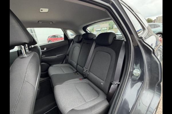 Hyundai Kona EV Fashion 64 kWh | 204 PK | SOH 95% | Adaptive cruise control | Achteruitrijcamera | Keyless entry | LED verlichting | DAB ontvanger | Bluetooth telefoonverbinding | Navigatie | Lichtmetalen velgen