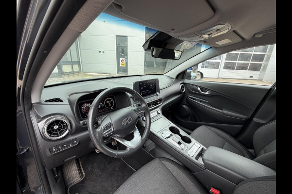 Hyundai Kona EV Fashion 64 kWh | 204 PK | SOH 95% | Adaptive cruise control | Achteruitrijcamera | Keyless entry | LED verlichting | DAB ontvanger | Bluetooth telefoonverbinding | Navigatie | Lichtmetalen velgen