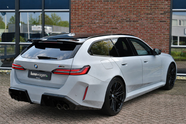 BMW M5 Touring | Kreidegrau Ind. | Ultimate Pack | Keramisch | Pano | Trekh | B&W | DA+
