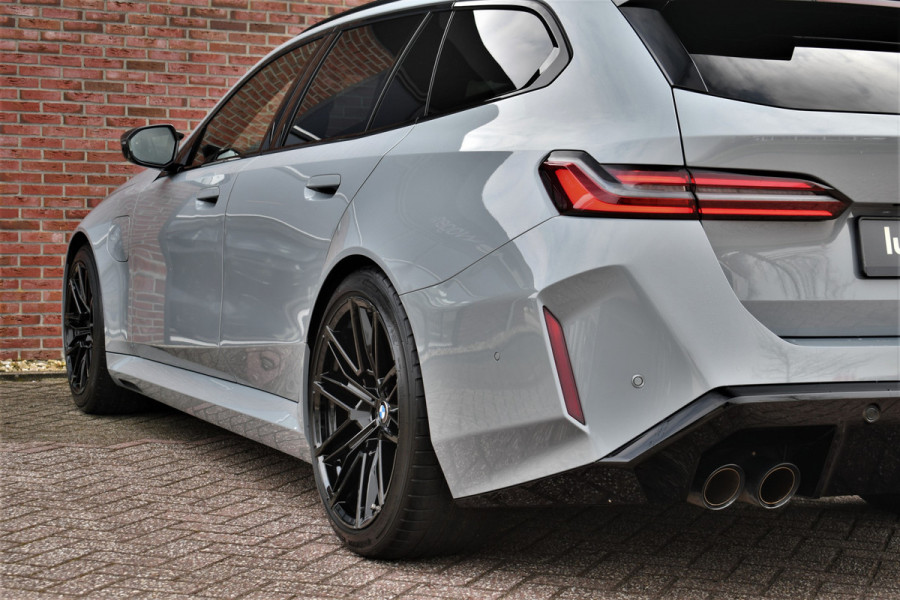 BMW M5 Touring | Kreidegrau Ind. | Ultimate Pack | Keramisch | Pano | Trekh | B&W | DA+