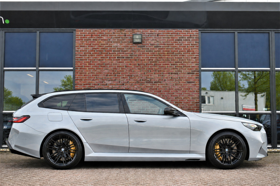 BMW M5 Touring | Kreidegrau Ind. | Ultimate Pack | Keramisch | Pano | Trekh | B&W | DA+
