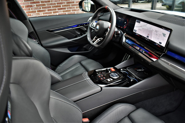 BMW M5 Touring | Kreidegrau Ind. | Ultimate Pack | Keramisch | Pano | Trekh | B&W | DA+