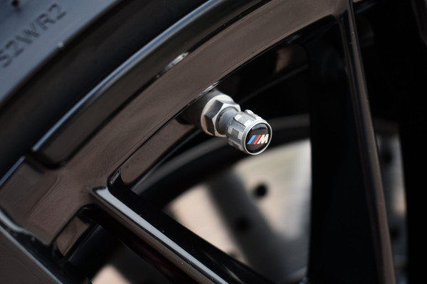 BMW M5 Touring | Kreidegrau Ind. | Ultimate Pack | Keramisch | Pano | Trekh | B&W | DA+