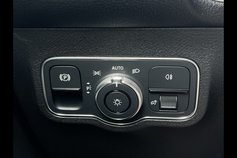 Mercedes-Benz Glb 200 AMG-Line | Trekhaak | Pano | Night Pakket | Widescreen | Sfeerverlichting