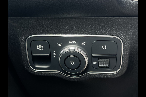 Mercedes-Benz Glb 200 AMG-Line | Trekhaak | Pano | Night Pakket | Widescreen | Sfeerverlichting