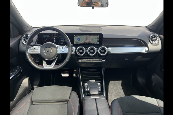 Mercedes-Benz Glb 200 AMG-Line | Trekhaak | Pano | Night Pakket | Widescreen | Sfeerverlichting
