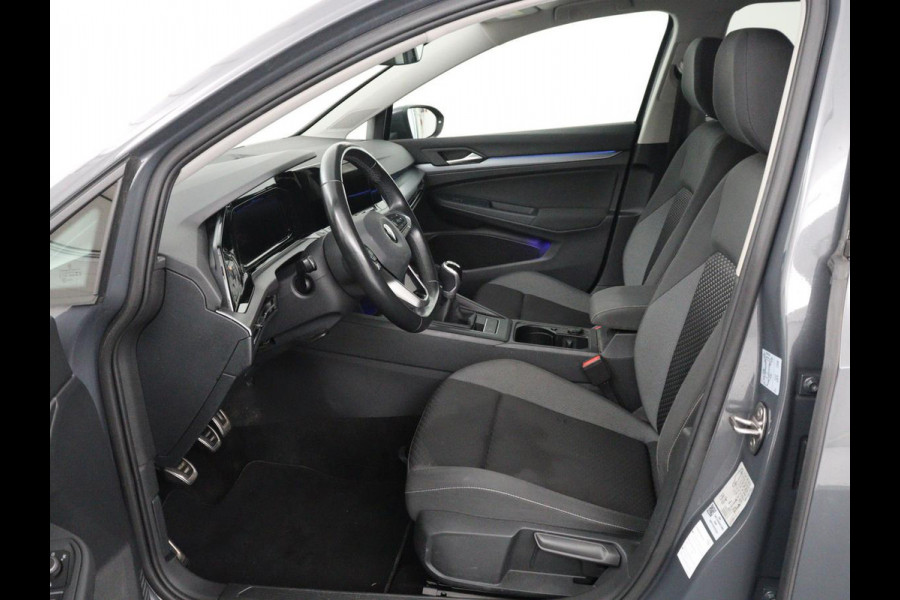 Volkswagen Golf 1.5 TSI Active Life | Trekhaak | Stoelverwarming | Carplay | Sfeerverlichting | Navigatie | Adaptive cruise | Parkeerhulp | Stuurverwarming | Bluetooth | Climate control