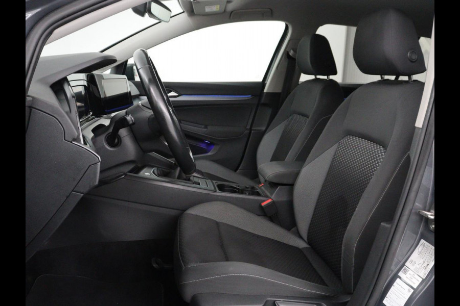 Volkswagen Golf 1.5 TSI Active Life | Trekhaak | Stoelverwarming | Carplay | Sfeerverlichting | Navigatie | Adaptive cruise | Parkeerhulp | Stuurverwarming | Bluetooth | Climate control