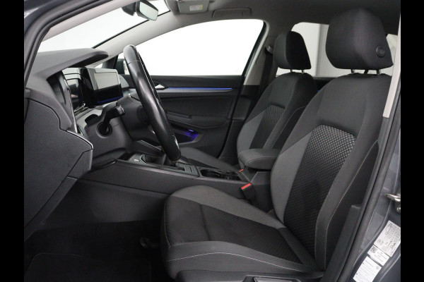 Volkswagen Golf 1.5 TSI Active Life | Trekhaak | Stoelverwarming | Carplay | Sfeerverlichting | Navigatie | Adaptive cruise | Parkeerhulp | Stuurverwarming | Bluetooth | Climate control
