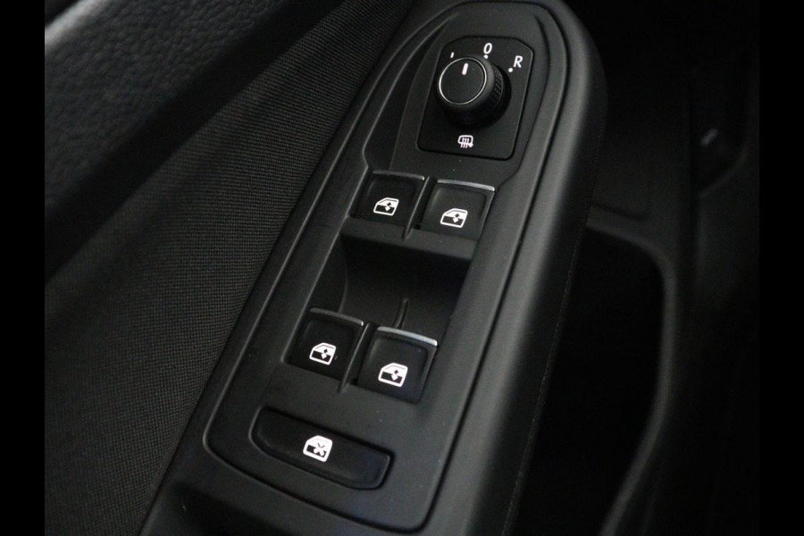 Volkswagen Golf 1.5 TSI Active Life | Trekhaak | Stoelverwarming | Carplay | Sfeerverlichting | Navigatie | Adaptive cruise | Parkeerhulp | Stuurverwarming | Bluetooth | Climate control