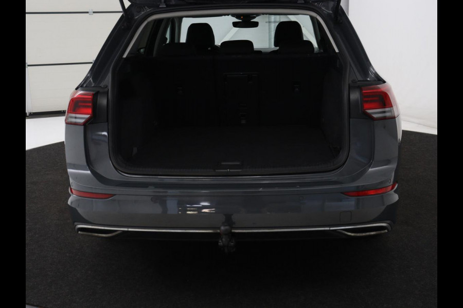 Volkswagen Golf 1.5 TSI Active Life | Trekhaak | Stoelverwarming | Carplay | Sfeerverlichting | Navigatie | Adaptive cruise | Parkeerhulp | Stuurverwarming | Bluetooth | Climate control